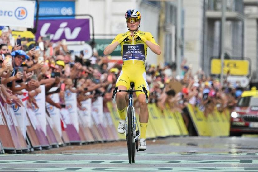 FDJ-SUEZ's Dutch rider Demi Vollering, wearing the overall leader's yellow jersey, celebrates as she crosses the finish line to win the 9th and final stage of the fifth edition of the Women's Tour de France cycling race, 99.2 km from Nice to Nice, southeastern France on August 9, 2026.  NICOLAS TUCAT / AFP