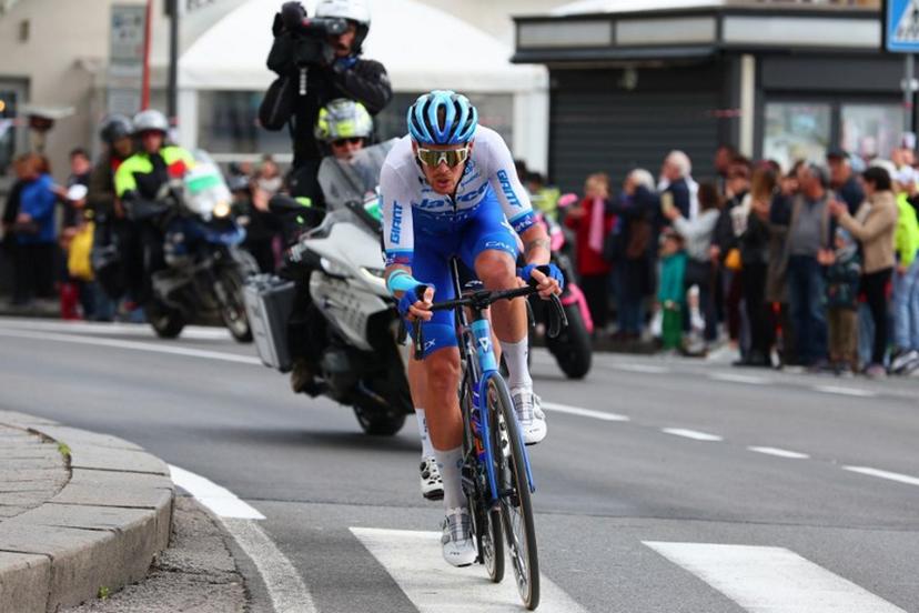 Team Jayco AlUla's Italian rider Alessandro De Marchi cycles in a breakaway during the sixth stage of the Giro d'Italia 2023 cycling race, 162 km between Naples and Naples, on May 11, 2023.  Luca Bettini / AFP