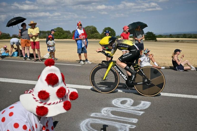 Team Visma | Lease a Bike's Canadian rider Sarah Van Dam competes during the individual time-trial in the 4th (out of 9) stage of the fifth edition of the Women's Tour de France cycling race, 21 km time trial between Gevrey-Chambertin and Dijon, eastern France on August 4, 2026.  NICOLAS TUCAT / AFP