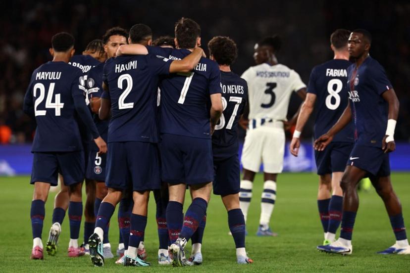 Paris Saint-Germain's Georgian forward #07 Khvicha Kvaratskhelia (C) celebrates with teammates after scoring PSG's second goal during the UEFA Champions League first round day 1 football match between Paris Saint-Germain (FRA) and Atalanta (ITA) at the Parc des Princes stadium in Paris on September 17, 2025.  FRANCK FIFE / AFP