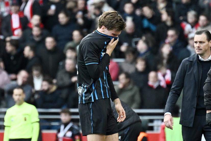 Club's Bjorn Meijer leaves the pitch after being injured during a soccer match between Royal Antwerp FC and Club Brugge, Sunday 26 October 2025 in Antwerp, on day 12 of the 2025-2026 'Jupiler Pro League' first division of the Belgian championship. BELGA PHOTO MAARTEN STRAETEMANS