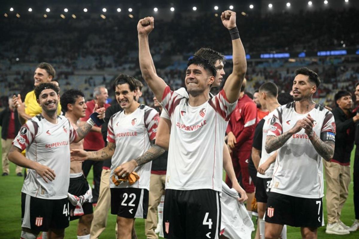 Estudiantes' players celebrate after winning the penalty shootout during the Copa Libertadores semifinal second leg football match between Brazil's Flamengo and Argentina's Estudiantes de La Plata at the Maracana stadium in Rio de Janeiro, Brazil, on October 22, 2026.  MAURO PIMENTEL / AFP