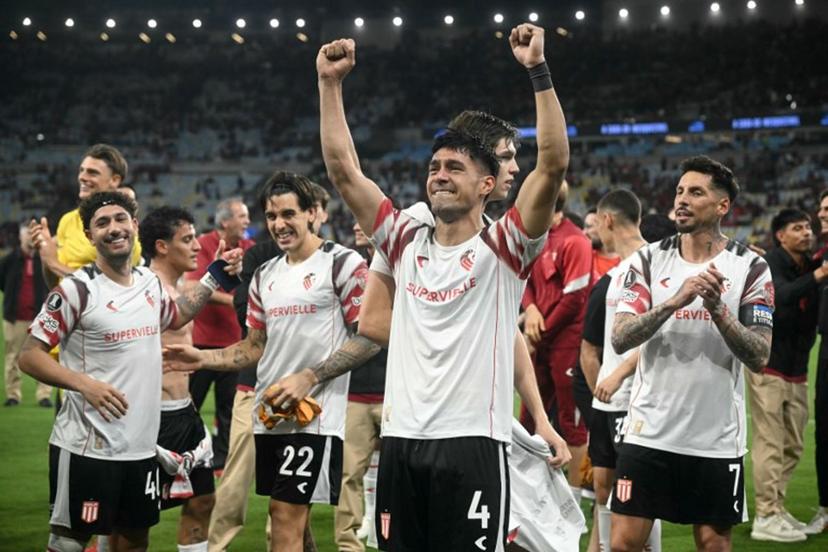 Estudiantes' players celebrate after winning the penalty shootout during the Copa Libertadores semifinal second leg football match between Brazil's Flamengo and Argentina's Estudiantes de La Plata at the Maracana stadium in Rio de Janeiro, Brazil, on October 22, 2026.  MAURO PIMENTEL / AFP