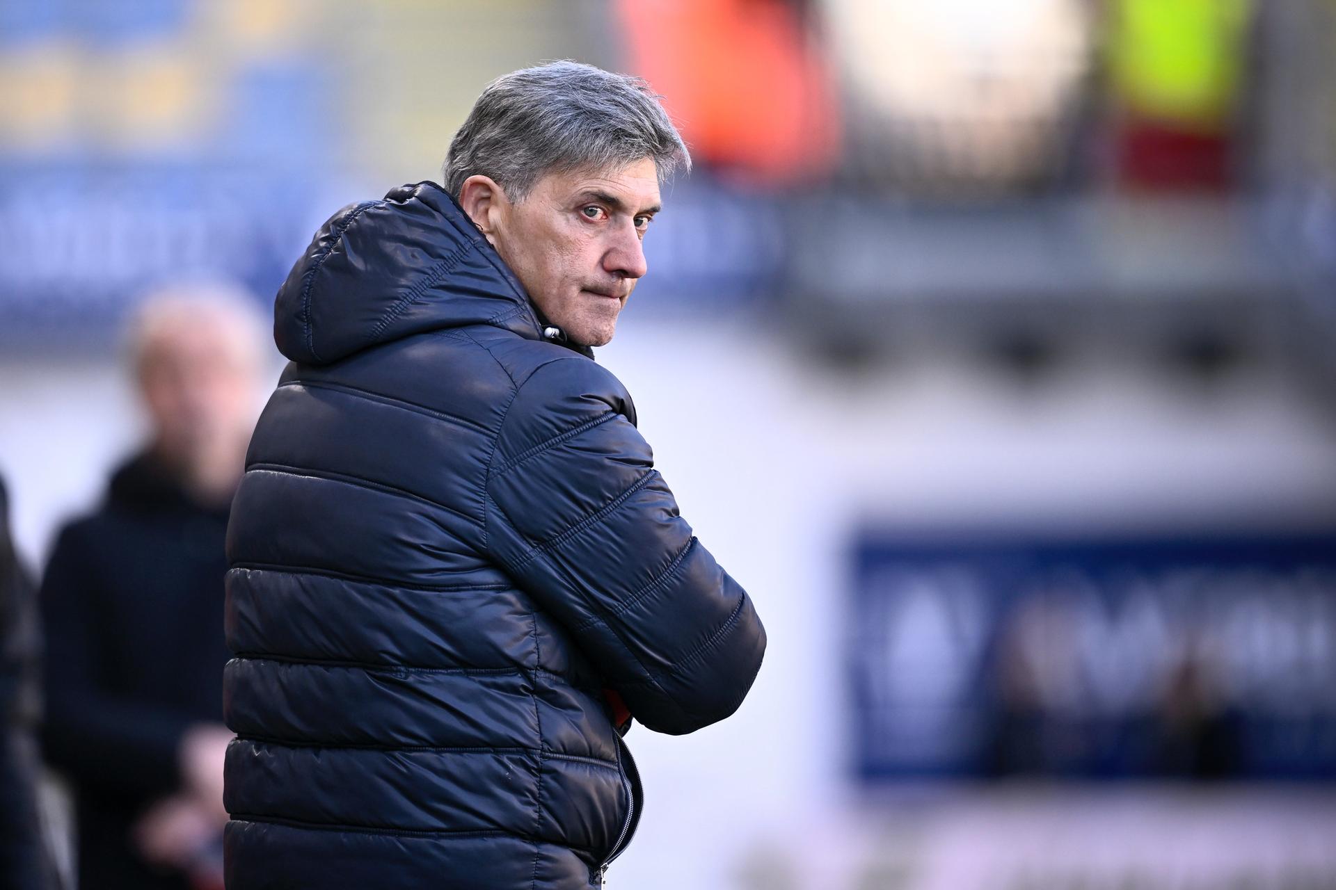 STVV's head coach Felice Mazzu and looks injured during a soccer match between Sint-Truidense VV and KV Kortrijk, Sunday 06 April 2025 in Sint-Truiden, on day 2 (out of 6) of the Relegation Play-offs of the 2024-2025 'Jupiler Pro League' first division of the Belgian championship. BELGA PHOTO JOHAN EYCKENS