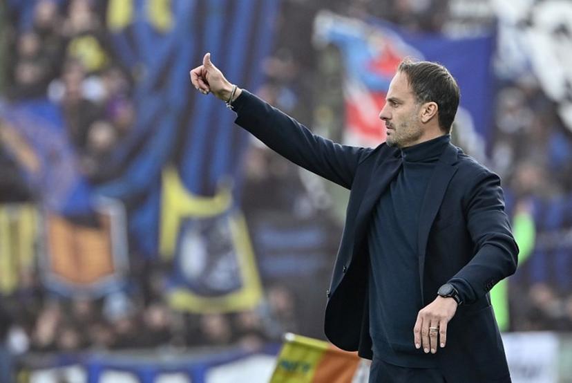 Pisa's Italian head coach Alberto Gilardino gestures during the Italian Serie A football match between Pisa and Inter Milan at the Garibaldi Romeo Anconetani Arena in Pisa on November 30, 2025.  Isabella BONOTTO / AFP