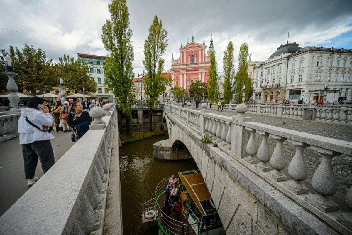 This potograph shows a general view of the Ljubljana city centre with the Three Bridges, Preseren Square and Ljubljanica river, in Ljubljana on September 26, 2025.  Jure Makovec / AFP