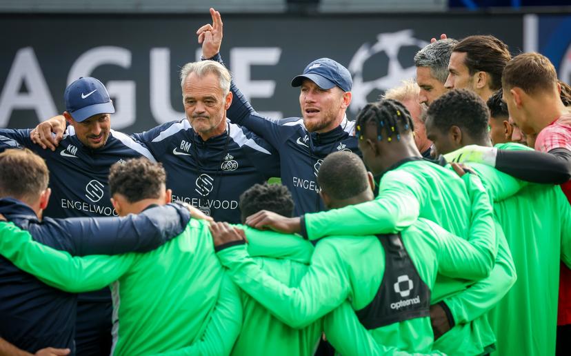 Union's head coach Sebastien Pocognoli talks to his players at the start of a training session of Belgian soccer team Royale Union Saint-Gilloise in Brussels, on Tuesday 30 September 2025. The team prepares for tomorrow's match against English team Newcastle United FC, on the second day of the League phase of the UEFA Champions League tournament. BELGA PHOTO VIRGINIE LEFOUR