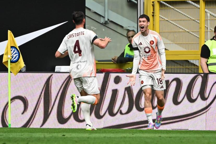Roma's Argentinian forward #18 Matías Soule (R) celebrates with a teammate after scoring his team first goal during the Italian Serie A football match between Inter Milan and Roma at the San Siro stadium in Milan on April 27, 2025.  Piero CRUCIATTI / AFP