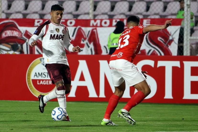Lanus' midfielder #25 Dylan Aquino (L) and Cienciano's Paraguayan defender #13 Claudio Nunez fight for the ball during the second leg of the Copa Sudamericana knockout round play-off football match between Peru's Cienciano and Argentina's Lanus at the Inca Garcilaso de la Vega stadium, in Cusco, Peru on July 29, 2026.  Jose Angulo / AFP
