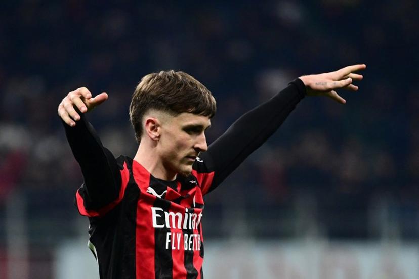 AC Milan's Begian midfielder #56 Alexis Saelemaekers celebrates his team's victory at the end of the Italian Serie A football match between AC Milan and Lazio at the San Siro stadium in Milan on November 29, 2025.  Piero CRUCIATTI / AFP