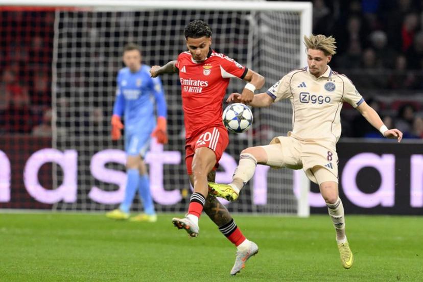 Benfica's Colombian midfielder #20 Richard Rios Montoya (L) vies Ajax's Dutch midfielder #08 Kenneth Taylor (R) during the UEFA Champions League, league phase day 5, football match between Ajax and Benfica at the Johan-Cruijff ArenA in Amsterdam on November 25, 2025.  JOHN THYS / AFP