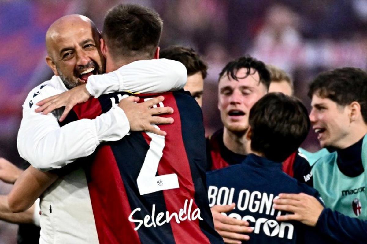 Bologna's Italian headcoach Vincenzo Italiano (L) celebrates with Bologna's players after winning the Italian Serie A football match between Bologna FC and Inter Milan FC at the Renato Dall'Ara stadium in Bologna on April 20, 2025.  Filippo MONTEFORTE / AFP