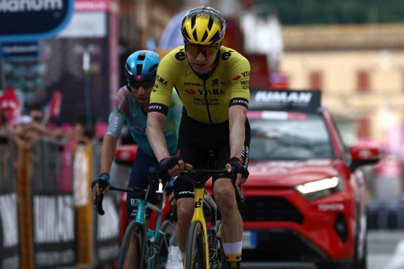 XDS Astana Team's Italian rider Diego Ulissi (L), third and Team Visma-Lease a Bike's Dutch rider Wilco Kelderman, second, cross the finish line of the 8th stage of the 108th Giro d'Italia cycling race of 197kms from Giulianova to Castelraimondo on May 17, 2025.  Luca Bettini / AFP