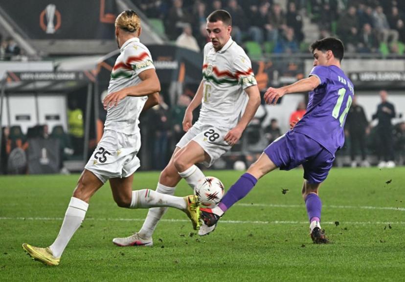 Ferencvaros' Belgian defender #28 Toon Raemaekers (C) and Sporting Braga's Spanish forward #18 Pau Victor Delgado vie for the ball during the UEFA Europa League - Last 16 - first leg football match Ferencvaros v Sporting Braga in Budapest, Hungary, on March 12, 2026.  Attila KISBENEDEK / AFP