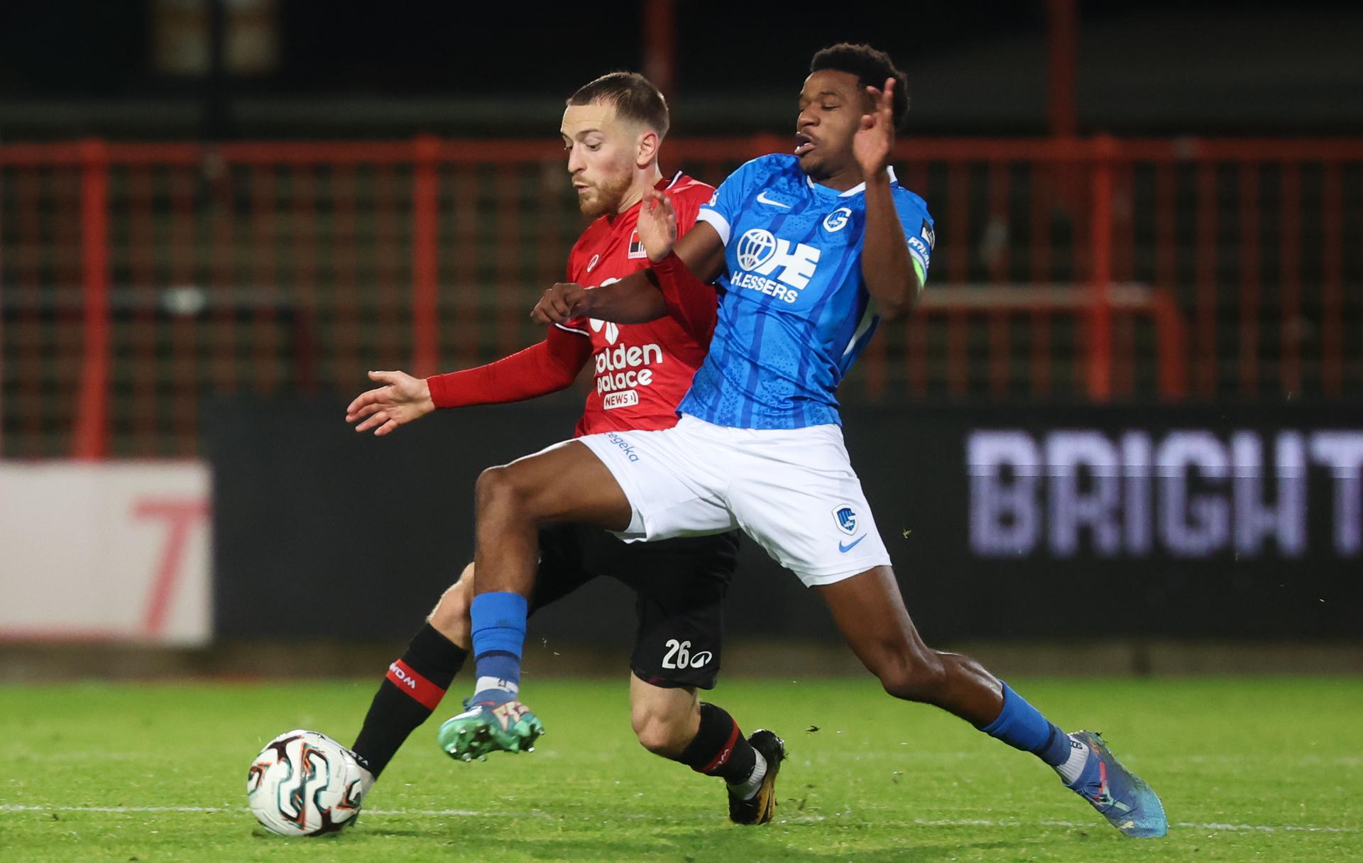 Rwdm's Pjotr Kestens and Jong Genk's Brad Manguelle fight for the ball during a soccer game between RWDM Brussels and Jong Genk, Saturday 01 November 2025 in Brussels, on day 12 of the 2025-2026 'Challenger Pro League' 1B second division of the Belgian championship. BELGA PHOTO VIRGINIE LEFOUR