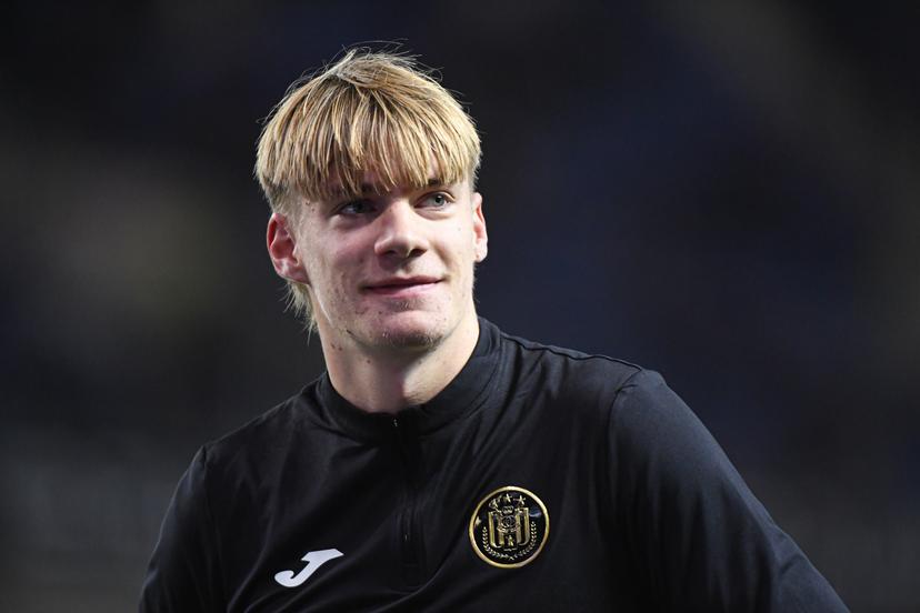 Anderlecht's Nathan De Cat pictured before a soccer game between KRC Genk and RSC Anderlecht, in the 1/8 final of the Croky Cup Belgian cup, Thursday 04 December 2025 in Genk. BELGA PHOTO JILL DELSAUX