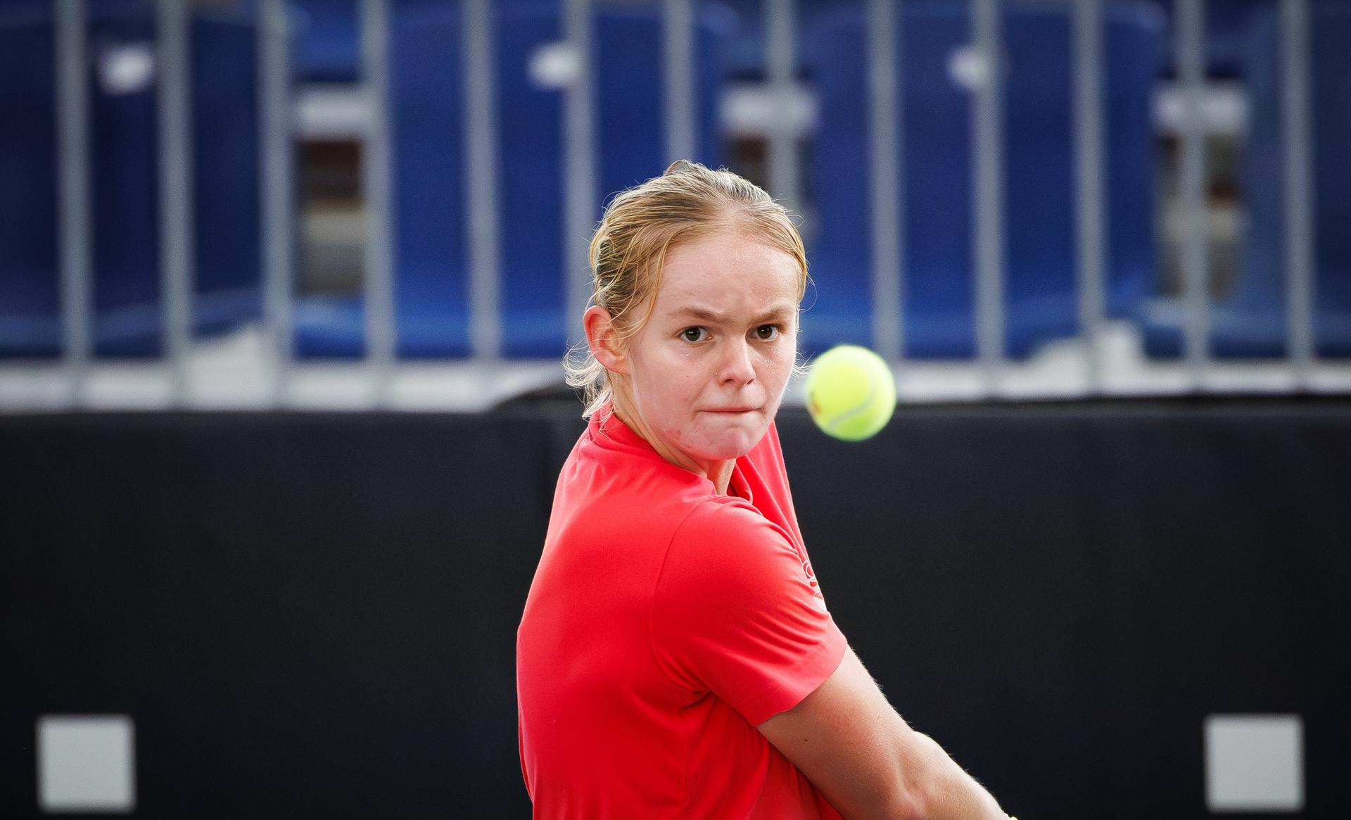 Jeline Vandromme pictured in action during a training session of the Belgian tennis players competing in the upcoming Billie Jean King Cup Play-offs, on Friday 14 November 2025 in Ismaning, Germany. This weekend Belgium will meet Germany and Turkey. PHOTO BENOIT DOPPAGNE