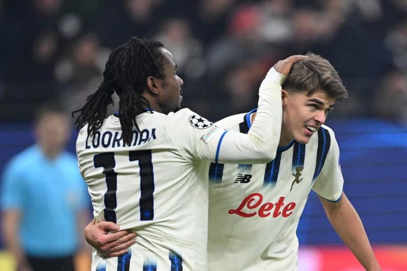 Atalanta's Nigerian forward #11 Ademola Lookman (L) and Atalanta's Belgian forward #17 Charles De Ketelaere celebrate after the latter scored the 0-3 goal during the UEFA Champions League league phase day 5 football match between Eintracht Frankfurt and Atalanta Bergamo in Frankfurt, Germany, on November 26, 2025.  Kirill KUDRYAVTSEV / AFP