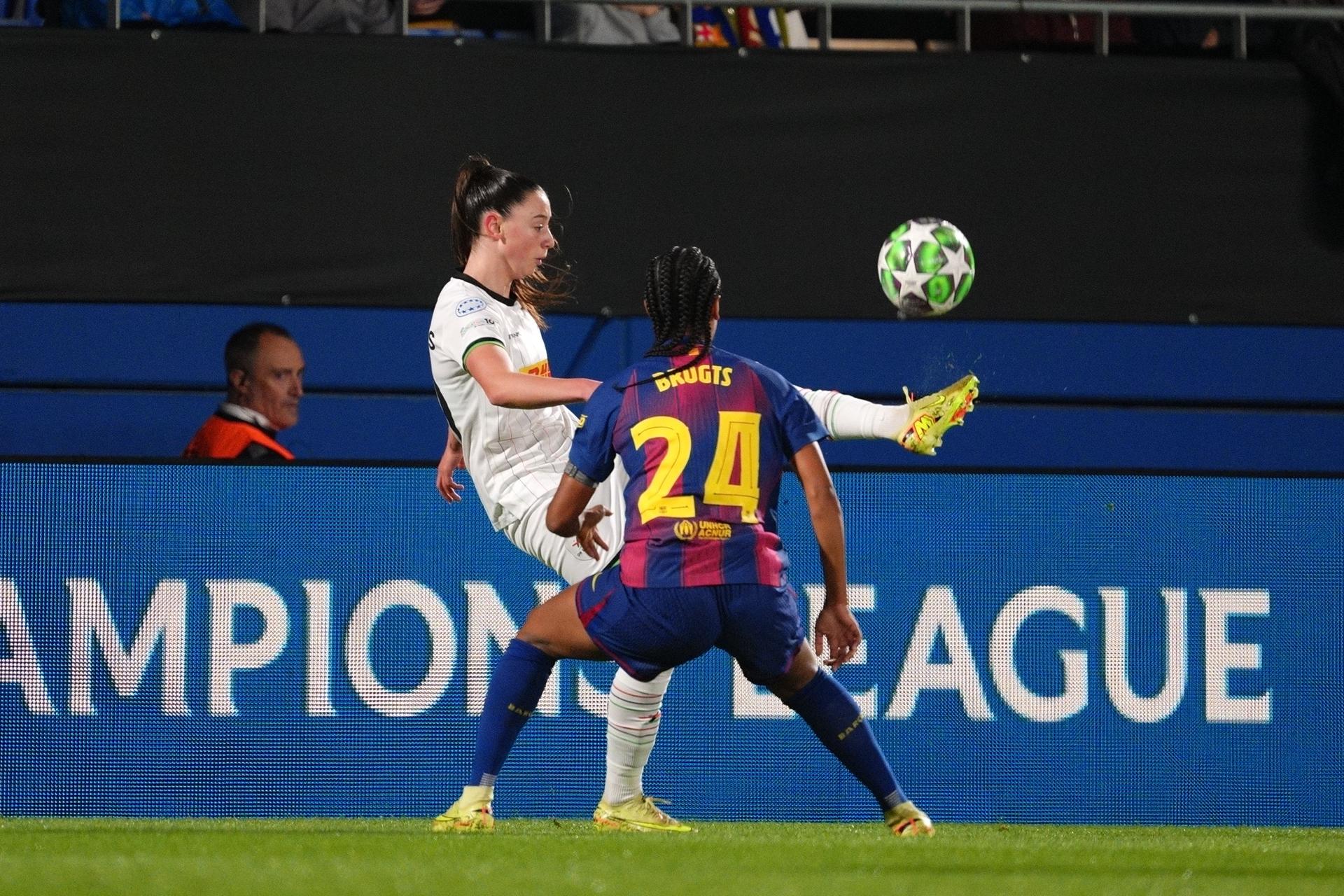OHL Women's Aurelie Reynders and Barcelona's Esmee Brugts pictured in action during a soccer match between Spanish FC Barcelona Femeni and Oud-Heverlee Leuven Women, Wednesday 12 November 2025 in Barcelona, Spain, the third game in the league phase of the UEFA Women's Champions League competition.  BELGA PHOTO JOMA GARCIA I GISBERT