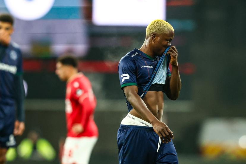 Essevee's Tochukwu Nnadi leaves the field after receiving a red card during a soccer match between Standard de Liege and Zulte Waregem, Friday 21 November 2025 in Liege, on day 15 of the 2025-2026 'Jupiler Pro League' first division of the Belgian championship. BELGA PHOTO BRUNO FAHY