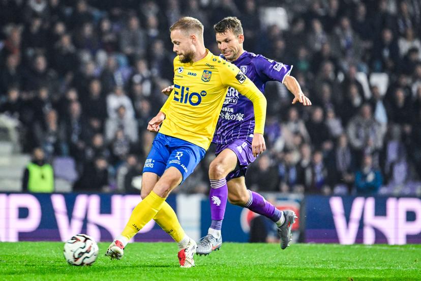 Beveren's Dante Rigo and Beerschot's Lukas Van Eenoo pictured in action during a soccer game between Beerschot VA and SK Beveren, Friday 17 October 2025 in Antwerp, on day 10 of the 2025-2026 'Challenger Pro League' 1B second division of the Belgian championship. BELGA PHOTO TOM GOYVAERTS