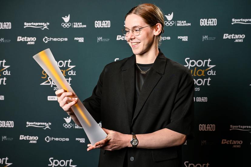 Belgian Roos Vanotterdijk poses for the photographer after winning the Beloftevolle Jongere / Jeune Espoir de l Année 2025 at the 'Sportgala' award show, to announce the sport women and men of the year 2025, Sunday 14 December 2025 in Schelle. BELGA PHOTO POOL NICO VEREECKEN