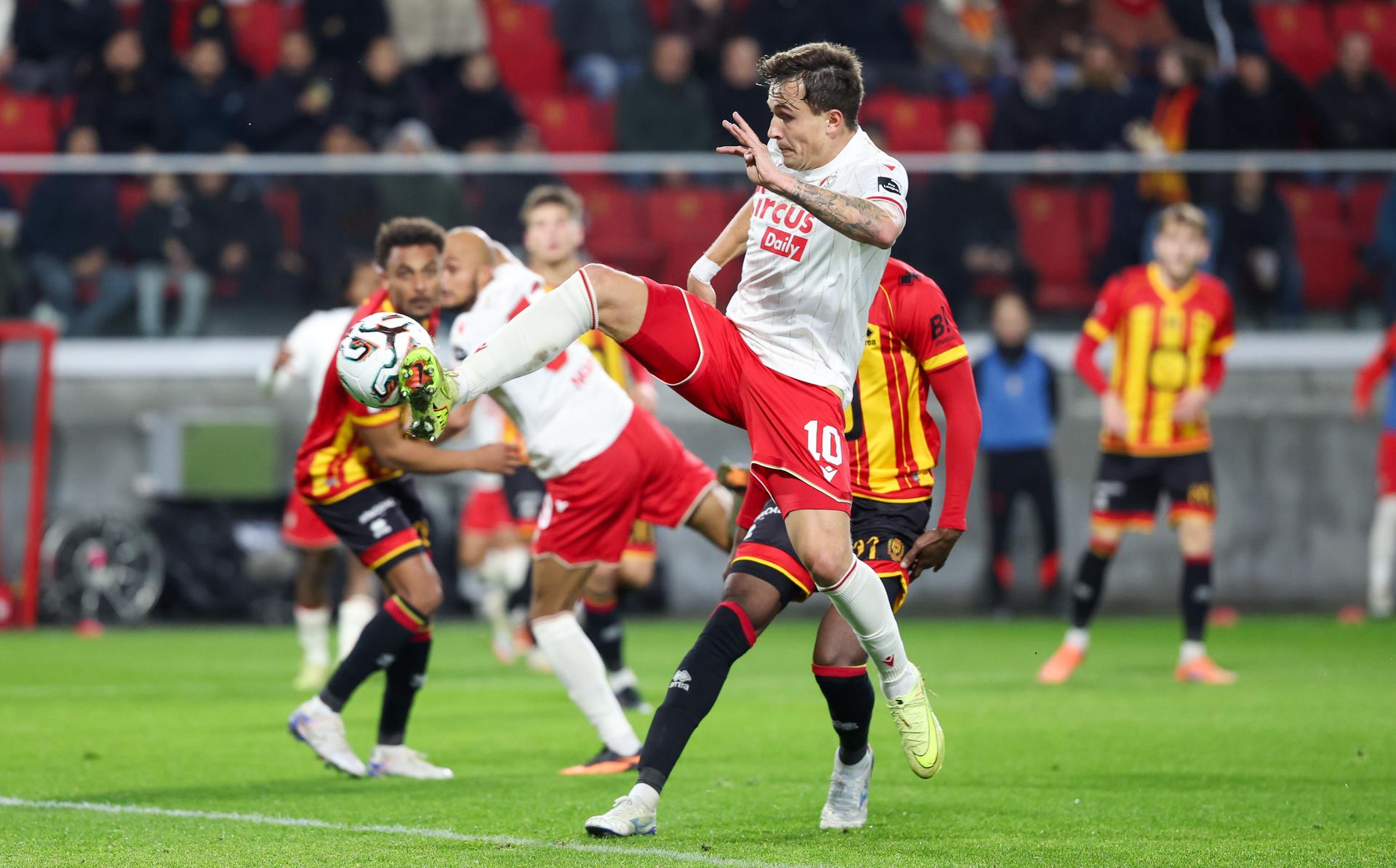 Standard's Dennis Ayensa scoring the 0-1 goal during a soccer match between KV Mechelen and Standard de Liege, Friday 28 November 2025 in Mechelen, on day 16 of the 2025-2026 'Jupiler Pro League' first division of the Belgian championship. BELGA PHOTO VIRGINIE LEFOUR