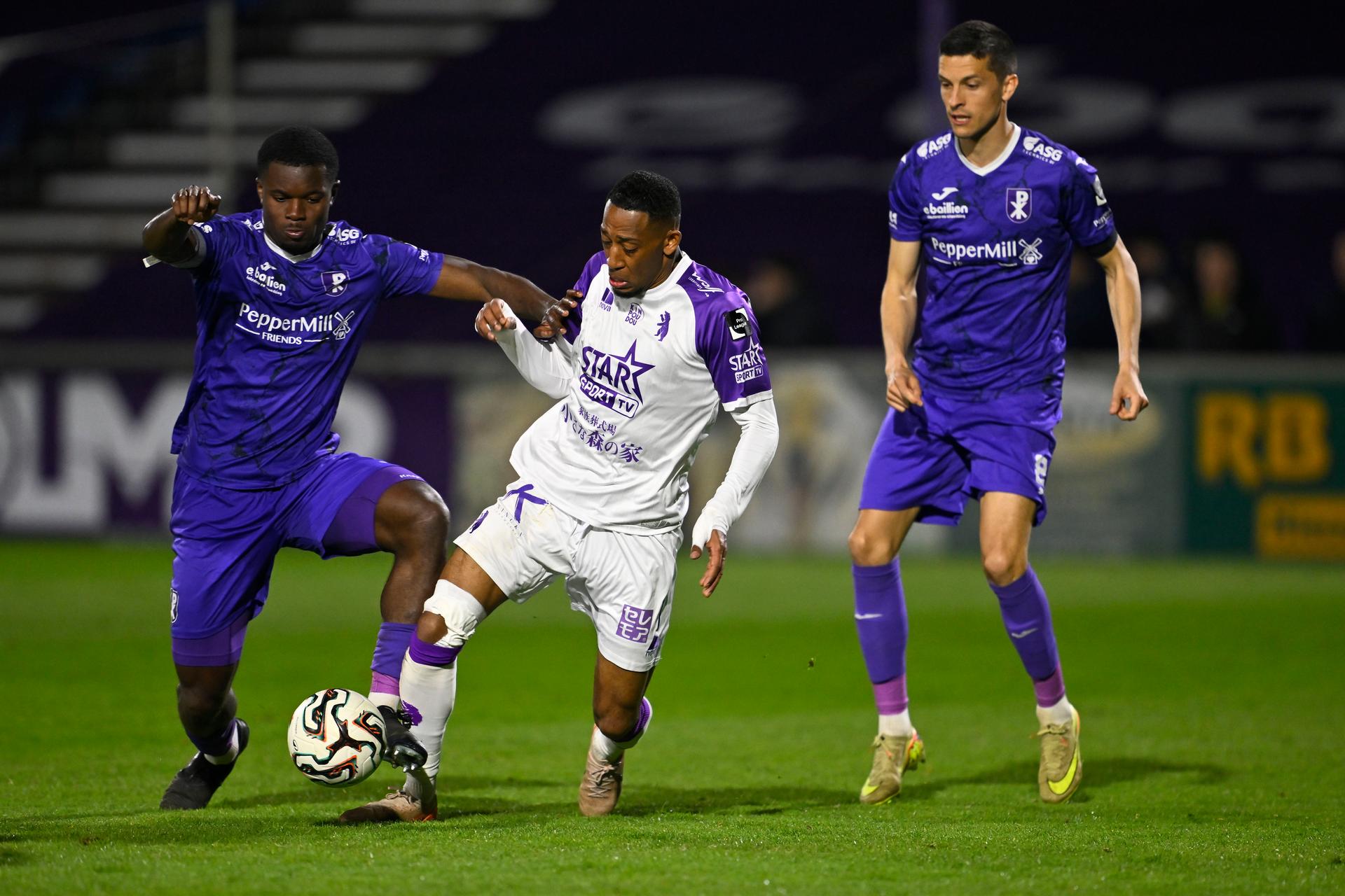 Patro Eisden's Keres Masangu and Beerschot's Raijv Van La Parra fight for the ball during a soccer game between Patro Eisden Maasmechelen and Beerschot VA, Friday 20 March 2026 in Maasmechelen, on day 31 of the 2025-2026 'Challenger Pro League' 1B second division of the Belgian championship. BELGA PHOTO JOHAN EYCKENS
