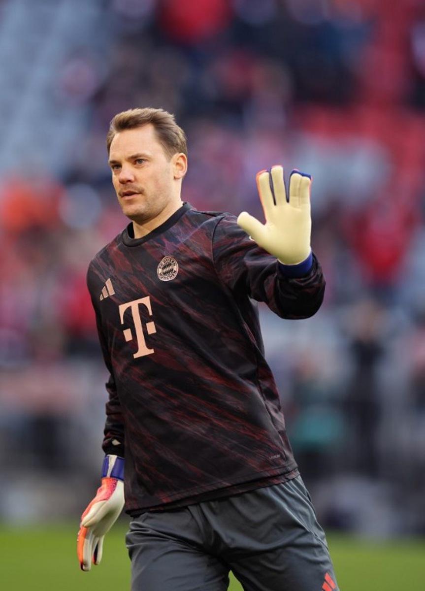 Bayern Munich's German goalkeeper #01 Manuel Neuer cheers to supporters before the German first division Bundesliga football match between FC Bayern Munich and FC St Pauli in Munich, southern Germany on November 29, 2025.  Alexandra BEIER / AFP