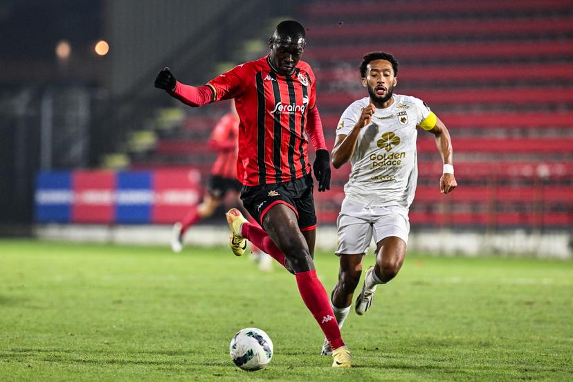 Seraing's Pape Moussa Fall and RAAL's Samuel Gueulette fight for the ball during a soccer match between RFC Seraing and RAAL La Louviere, Friday 13 December 2024 in Seraing, on day 15 of the 2024-2025 'Challenger Pro League' 1B second division of the Belgian championship. BELGA PHOTO BRUNO FAHY