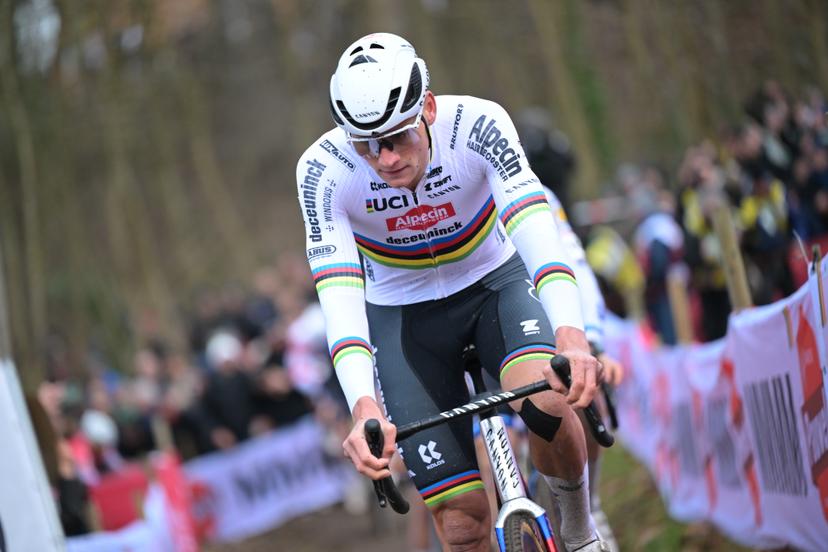 Dutch Mathieu Van Der Poel pictured in action during the men's elite race of the Cyclocross World Cup, in Namur, Sunday 14 December 2025, stage 4 (out of 12) in the World Cup of the 2026-2027 season. BELGA PHOTO DAVID PINTENS