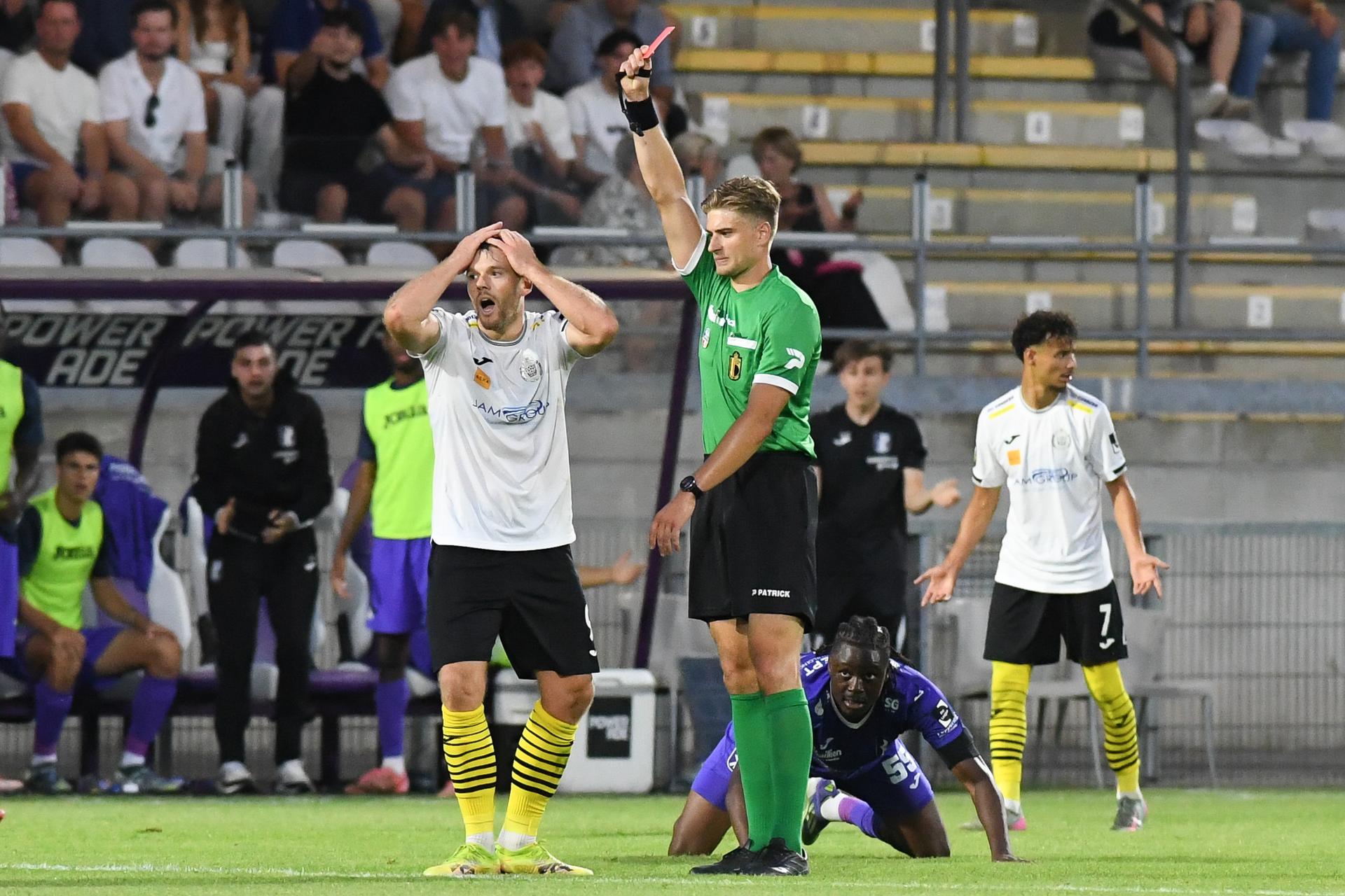 Lokeren's Tom Boere receives a red card from the referee during a soccer game between Patro Eisden and KSC Lokeren-Temse, Saturday 09 August 2025 in Maasmechelen, on day 1 of the 2025-2026 'Challenger Pro League' 1B second division of the Belgian championship. BELGA PHOTO JILL DELSAUX