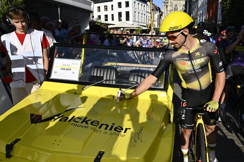 Belgian Victor Campenaerts of Team Visma-Lease a Bike pictured before the 'Natourcriterium Aalst' cycling event, Monday 28 July 2025 in Aalst. The traditional 'criteriums' are local showcases for which mainly cyclists who rode the Tour de France are invited. BELGA PHOTO ERIC LALMAND