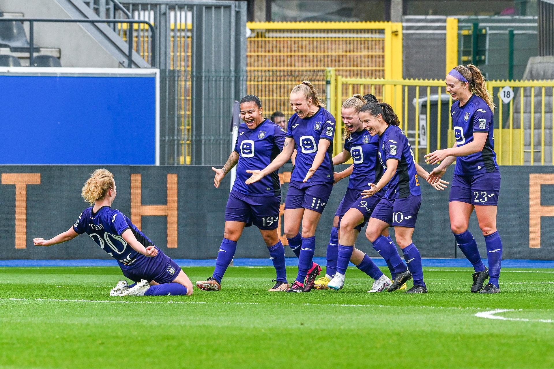 Anderlecht Women's players with Charlotte Tison , Mariam Toloba , Sarah Wijnants , Lore Jacobs , Stefania Vatafu and Allie Thornton celebrate after scoring during a soccer match between OH Leuven and RSC Anderlecht, Saturday 29 April 2023 in Leuven, on day 8 in play off 1 of the 2022-2023 Belgian 'Super League' women's first division soccer competition. BELGA PHOTO STIJN AUDOOREN