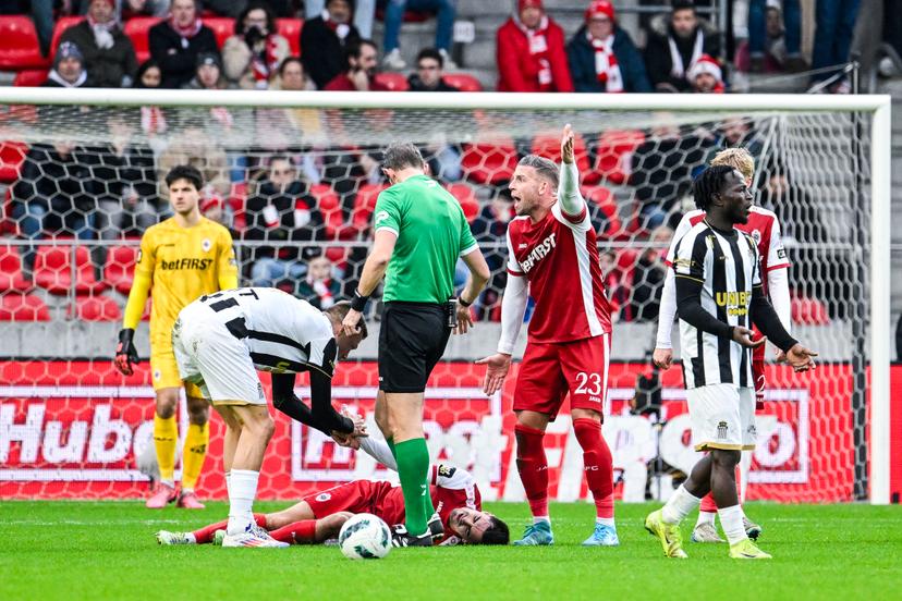 referee Jan Boterberg and Antwerp's Toby Alderweireld pictured during a soccer match between Royal Antwerp FC and Sporting Charleroi, Sunday 08 December 2024 in Antwerp, on day 17 of the 2024-2025 season of the 'Jupiler Pro League' first division of the Belgian championship. BELGA PHOTO TOM GOYVAERTS