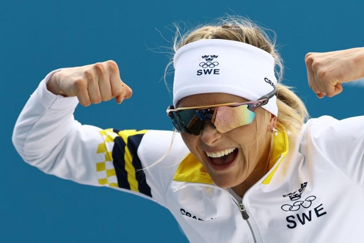 gold medallist Sweden's Frida Karlsson celebrates during the women's cross-country skiing 10km interval start free event of the Milano Cortina 2026 Winter Olympic Games at Tesero Cross-Country Skiing Stadium in Lago di Tesero (Val di Fiemme), on February 12, 2026.  Anne-Christine POUJOULAT / AFP