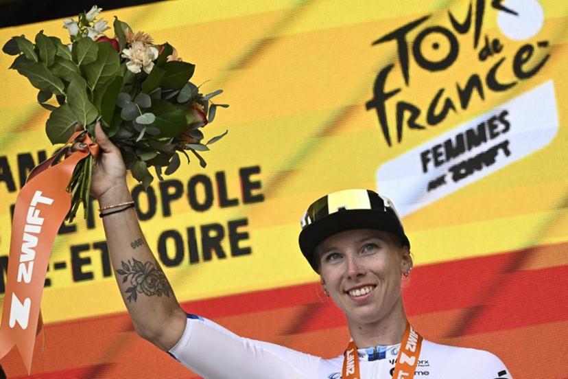 Team SD Worx - Protime's Dutch rider Lorena Wiebes celebrates on the podium after winning the 3rd stage (out of 9) of the fourth edition of the Women's Tour de France cycling race, 163.5 km from La Gacilly to Angers, in Angers, western France on July 28, 2025.  JULIEN DE ROSA / AFP