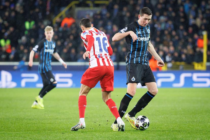 Atletico Madrid's Nahuel Molina and Club's Hans Vanaken fight for the ball during a soccer game between Belgian Club Brugge KV and Spanish Atletico de Madrid, in Brugge on Wednesday 18 February 2026, the first leg of the play-offs for the knockout phase of the UEFA Champions League tournament. BELGA PHOTO KURT DESPLENTER