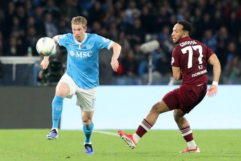 Napoli's Belgian midfielder #11 Kevin De Bruyne (L) controls the ball in front of Torino's Camerunese defender #77 Enzo Ebosse (R) during the Italian Serie A football between match SSC Napoli and Torino FC at the Diego Armando Maradona Stadium in Napoli, on March 6, 2026.  CARLO HERMANN / AFP