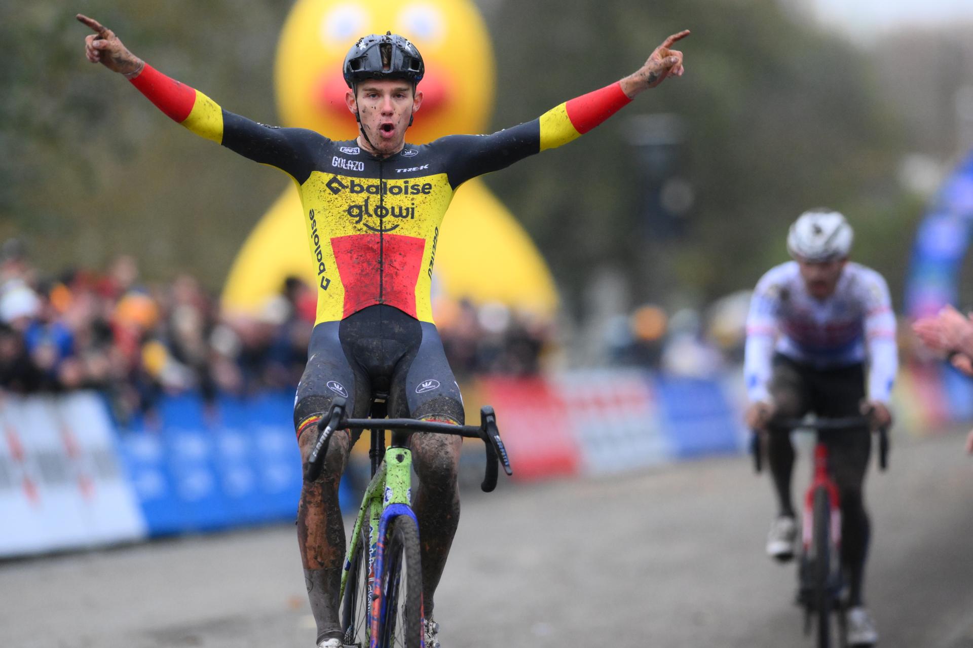 Belgian Thibau Nys celebrates as he crosses the finish line to win the men elite race of the 'Flandriencross' cyclocross cycling event, stage 3/8 in the 'X20 Badkamers Trofee' competition, Sunday 16 November 2025 in Hamme. BELGA PHOTO DAVID PINTENS