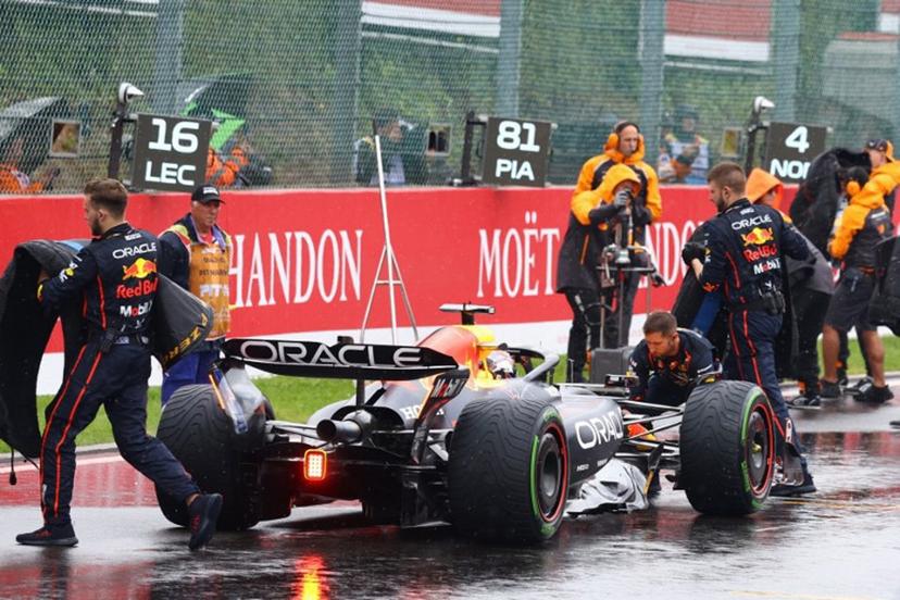 Red Bull Racing's mechanics prepare the car of Dutch driver Max Verstappen before the formation lap ahead of the start of the Formula One Belgian Grand Prix at the Spa-Francorchamps circuit in Spa, on July 27, 2025.  SIMON WOHLFAHRT / AFP