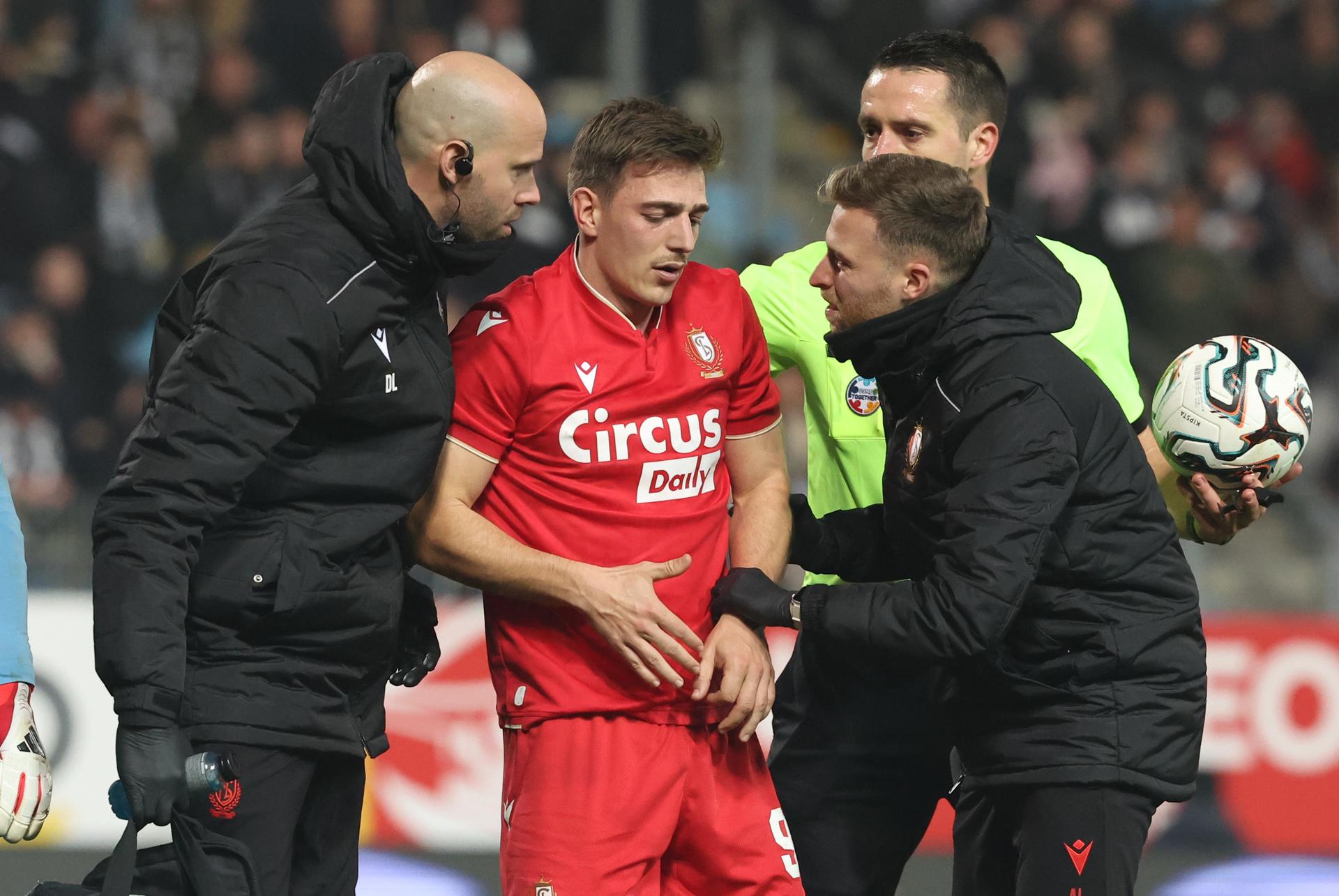 Standard's Casper Nielsen leaves the pitch after being injured during a soccer match between Sporting Charleroi and Standard de Liege, Sunday 18 January 2026 in Charleroi, on day 21 of the 2025-2026 'Jupiler Pro League' first division of the Belgian championship. BELGA PHOTO VIRGINIE LEFOUR