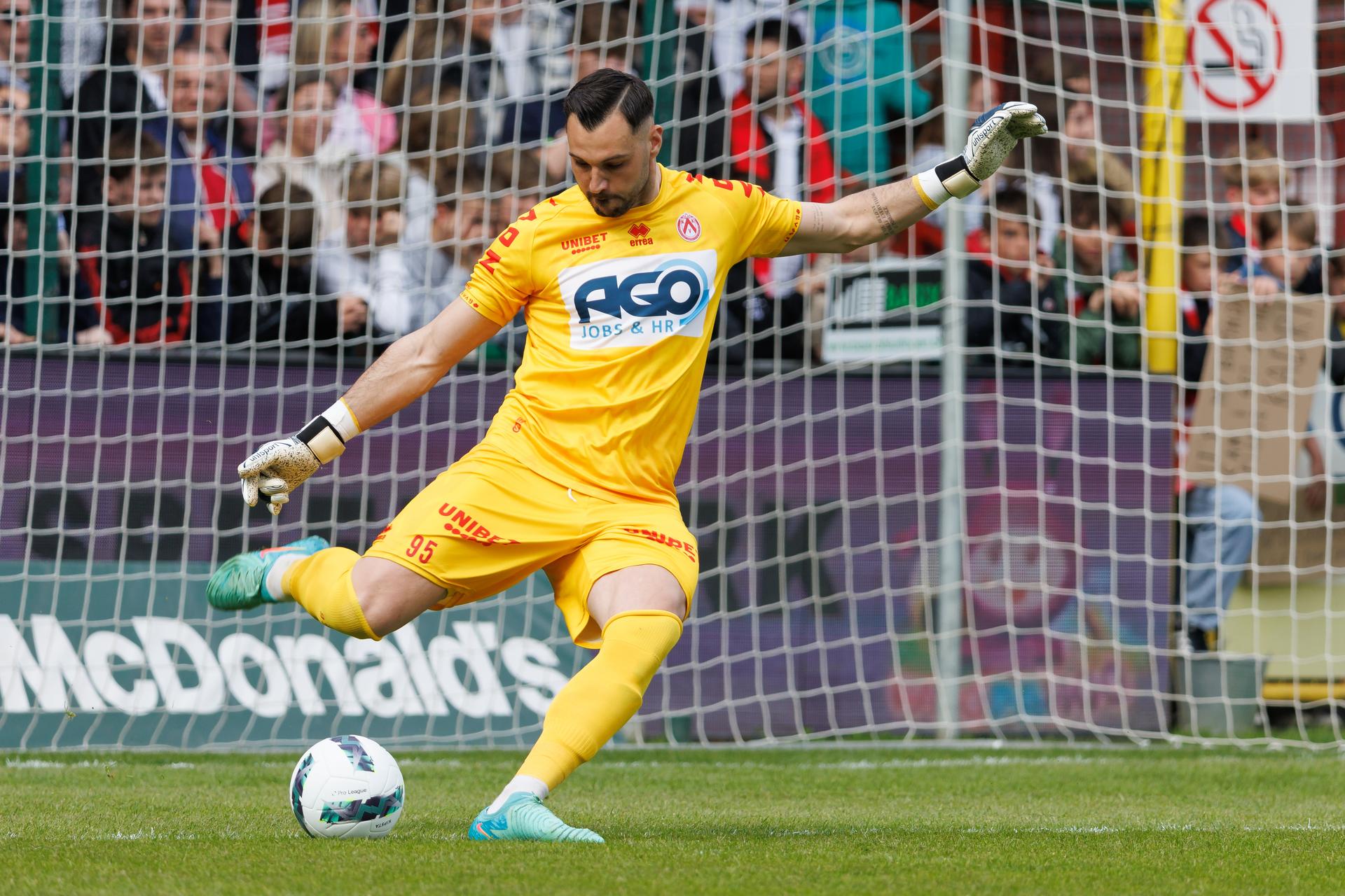Kortrijk's goalkeeper Lucas Pirard pictured in action during a soccer match between KV Kortrijk and Sporting Charleroi, Sunday 14 April 2024 in Heule, Kortrijk, on the second day of the 2023-2024 'Jupiler Pro League - Relegation Play-offs. BELGA PHOTO KURT DESPLENTER