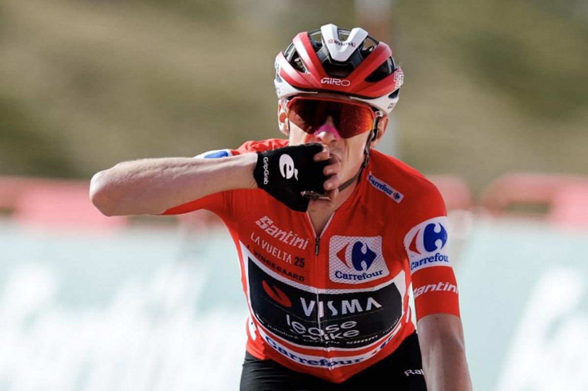 Overall leader team Visma-Lease a bike's Danish rider Jonas Vingegaard celebrates winning the 20th stage of the Vuelta a Espana 2025, a 156 km race between Robledo de Chavela and Bola del Mundo, near Navacerrada, on September 13, 2025.    Oscar DEL POZO / AFP