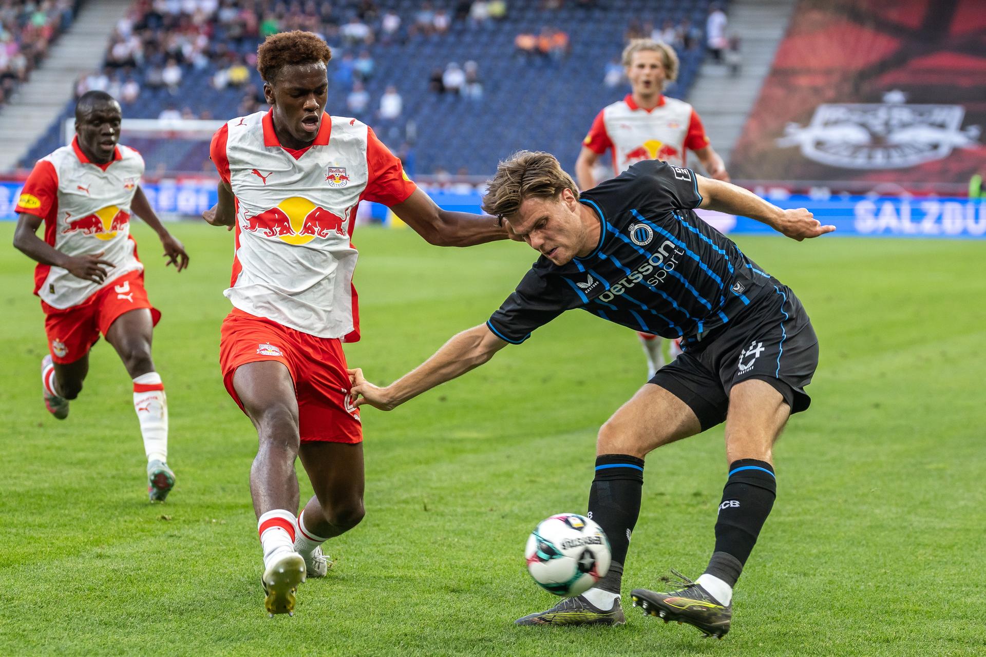 06.08.2025, Stadion Salzburg, Wals Siezenheim, AUT, UEFA CL Qualifikation, FC Salzburg vs Club Brügge, 3. Runde, Hinspiel, im Bild v.l. Kouakou Gadou (Salzburg), Bjorn Meijer (Brugge) // v.l. Kouakou Gadou (Salzburg), Bjorn Meijer (Brugge) during the UEFA Champions League qualifier 3rd round, 1st leg match between FC Red Bull Salzburg and Club Brugge at the Stadion Salzburg in Wals Siezenheim, Austria on 2025/08/06. EXPA Pictures © 2025, PhotoCredit: EXPA/ Johann Groder