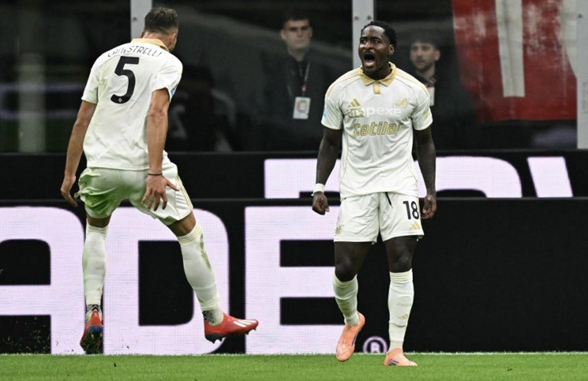 Pisa's Angolan forward #18 M'Bala Nzola (R) celebrates with a teammate after scoring his team's second goal during the Italian Serie A football match between AC Milan and Pisa SC at San Siro stadium in Milan, northern Italy, on October 24, 2025.  Stefano RELLANDINI / AFP