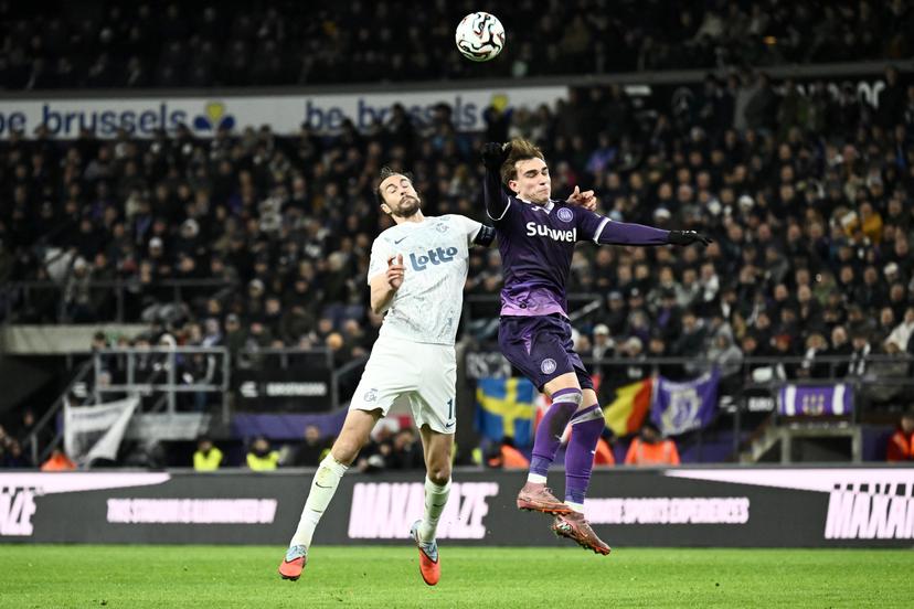 Union's Christian Burgess and Anderlecht's Mihajlo Cvetkovic fight for the ball during a soccer match between RSC Anderlecht and Royale Union Saint-Gilloise, Sunday 30 November 2025 in Anderlecht, on day 16 of the 2025-2026 'Jupiler Pro League' first division of the Belgian championship. BELGA PHOTO MAARTEN STRAETEMANS