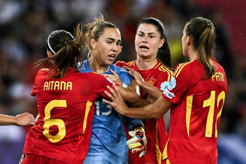 Spain's midfielder #06 Aitana Bonmati (L), Spain's defender #05 Maria Mendez (CR) and Spain's midfielder #12 Patricia Guijarro (R) congratulate Spain's goalkeeper #13 Catalina Coll (2L) after making a save in added time during the UEFA Women's Euro 2025 semi-final football match between Germany and Spain at the Letzigrund Stadium in Zurich, on July 23, 2025.  Fabrice COFFRINI / AFP