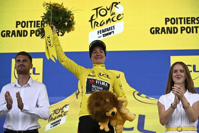 Team Visma | Lease a Bike's Dutch rider Marianne Vos celebrates celebrates her overall leader yellow jersey on the podium after the 4th stage (out of 9) of the fourth edition of the Women's Tour de France cycling race, 130.7 km from Saumur to Poitiers, in Poitiers, western France on July 29, 2025.  JULIEN DE ROSA / AFP