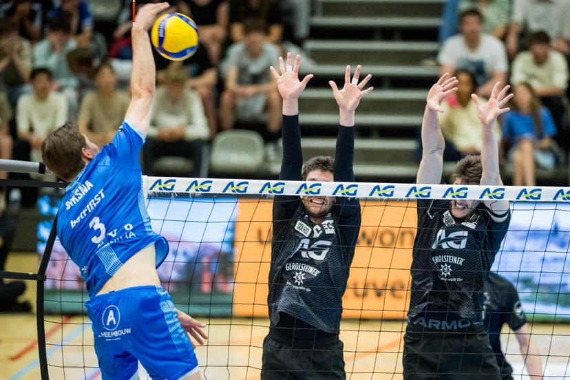 Roeselare's Erik Siksna and Leuven's Matthias Valkiers pictured in action during the match between Haasrode Leuven and Roeselare, a Play-off Final (4th game, best-of-5) game in the Lotto Volley League Men, Tuesday 13 May 2025 in Leuven. BELGA PHOTO JASPER JACOBS